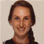 Psicologa impartisce lezioni di psicologia per studenti di liceo